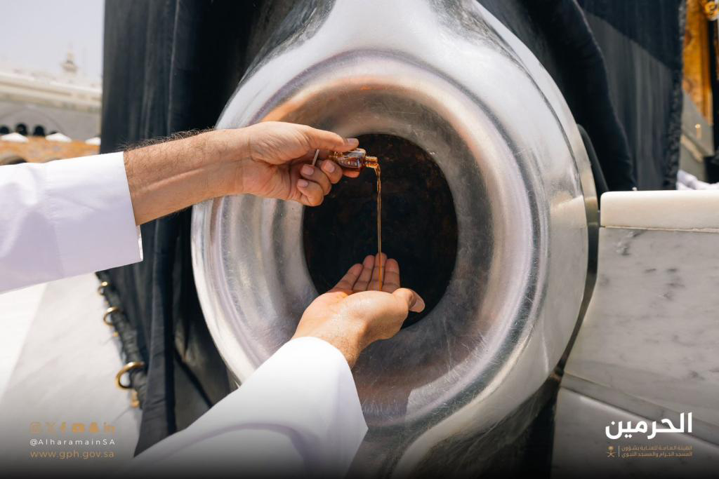 تطيب الحجر الأسود بالعود