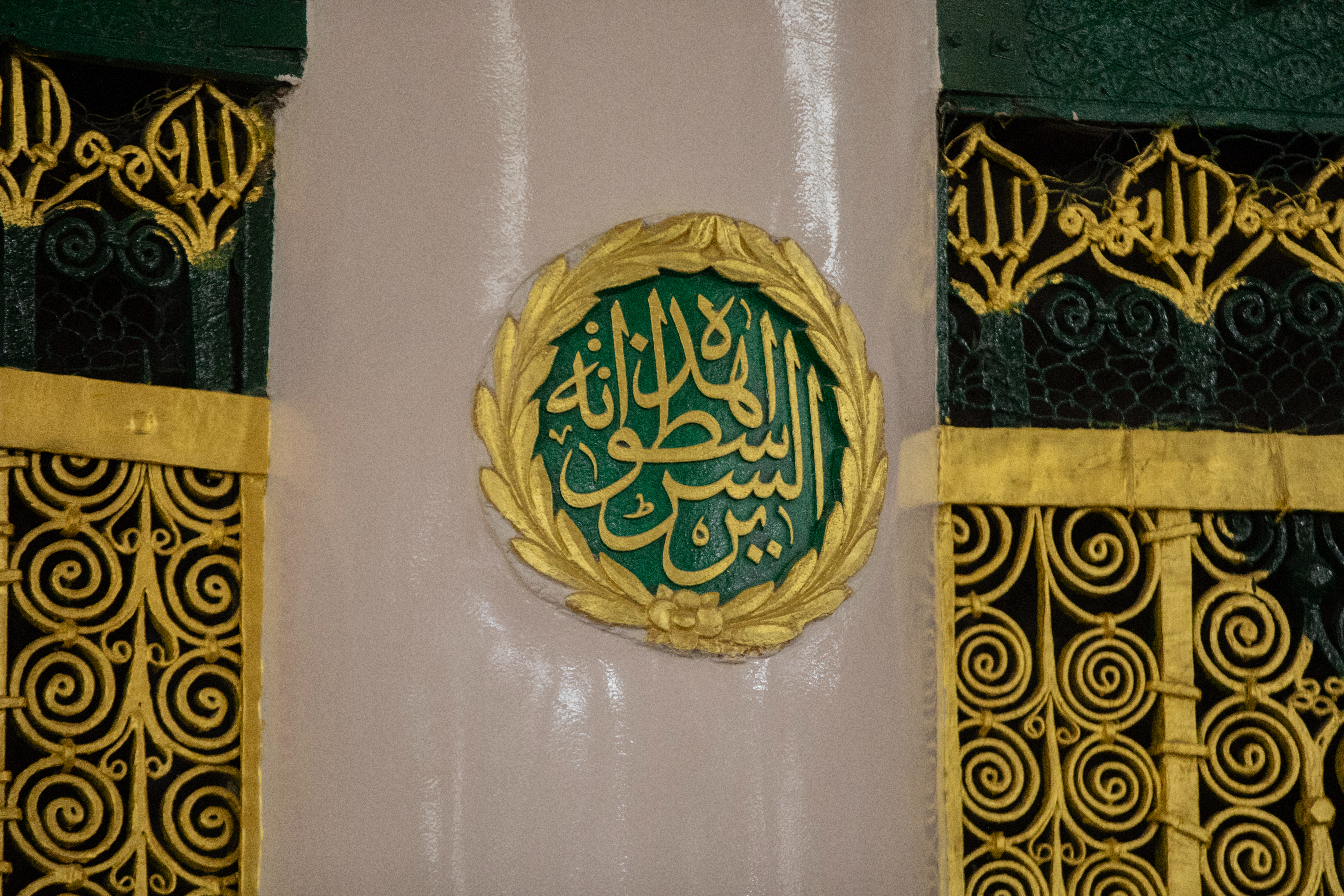 أحد الأعمدة الأسطوانية داخل الروضة الشريفة 