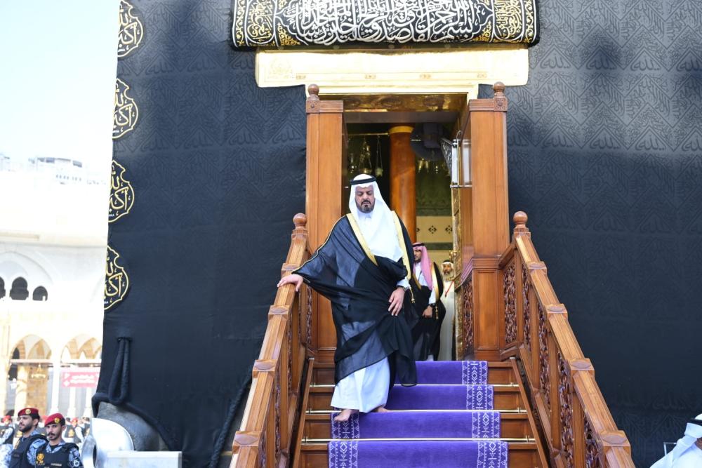نيابةً عن خادم الحرمين الشريفين.. نائب أمير منطقة مكة المكرمة يتشرف بغسل الكعبة المشرفة