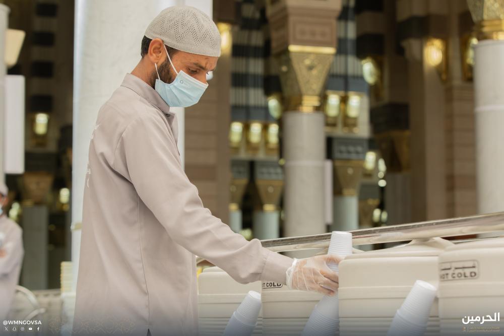 منظومة من الخدمات في استقبال ضيوف الرحمن عند وصولهم المسجد النبوي بعد أن منَ الله عليهم بأداء فريضة الحج